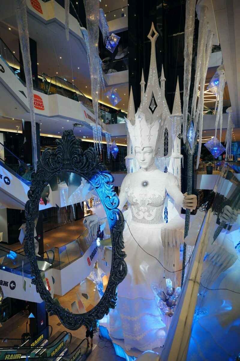 В Минске появилась 23-метровая статуя Снежной Королевы. Куда бежать на сказочную фотосессию?