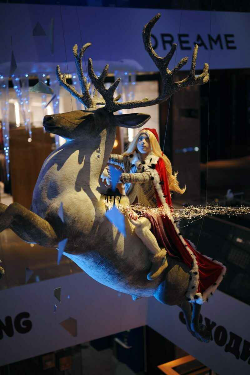 В Минске появилась 23-метровая статуя Снежной Королевы. Куда бежать на сказочную фотосессию?