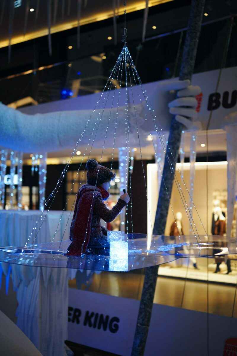 В Минске появилась 23-метровая статуя Снежной Королевы. Куда бежать на сказочную фотосессию?