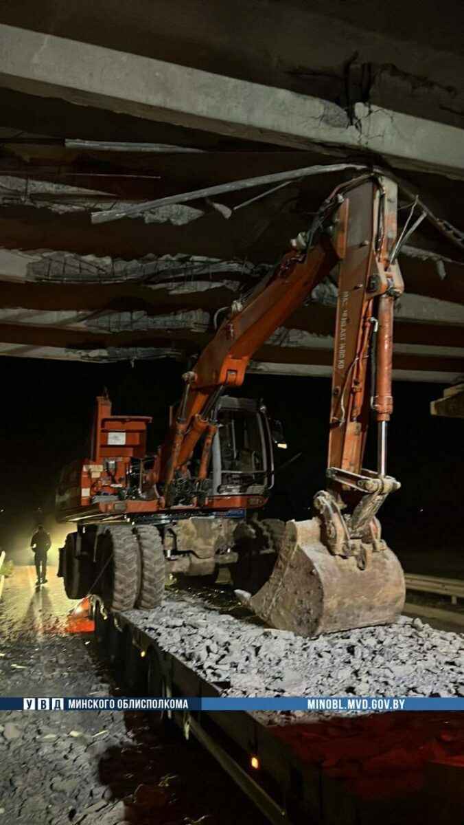 Фура зацепила мост под Минском. Даижение перекрыто