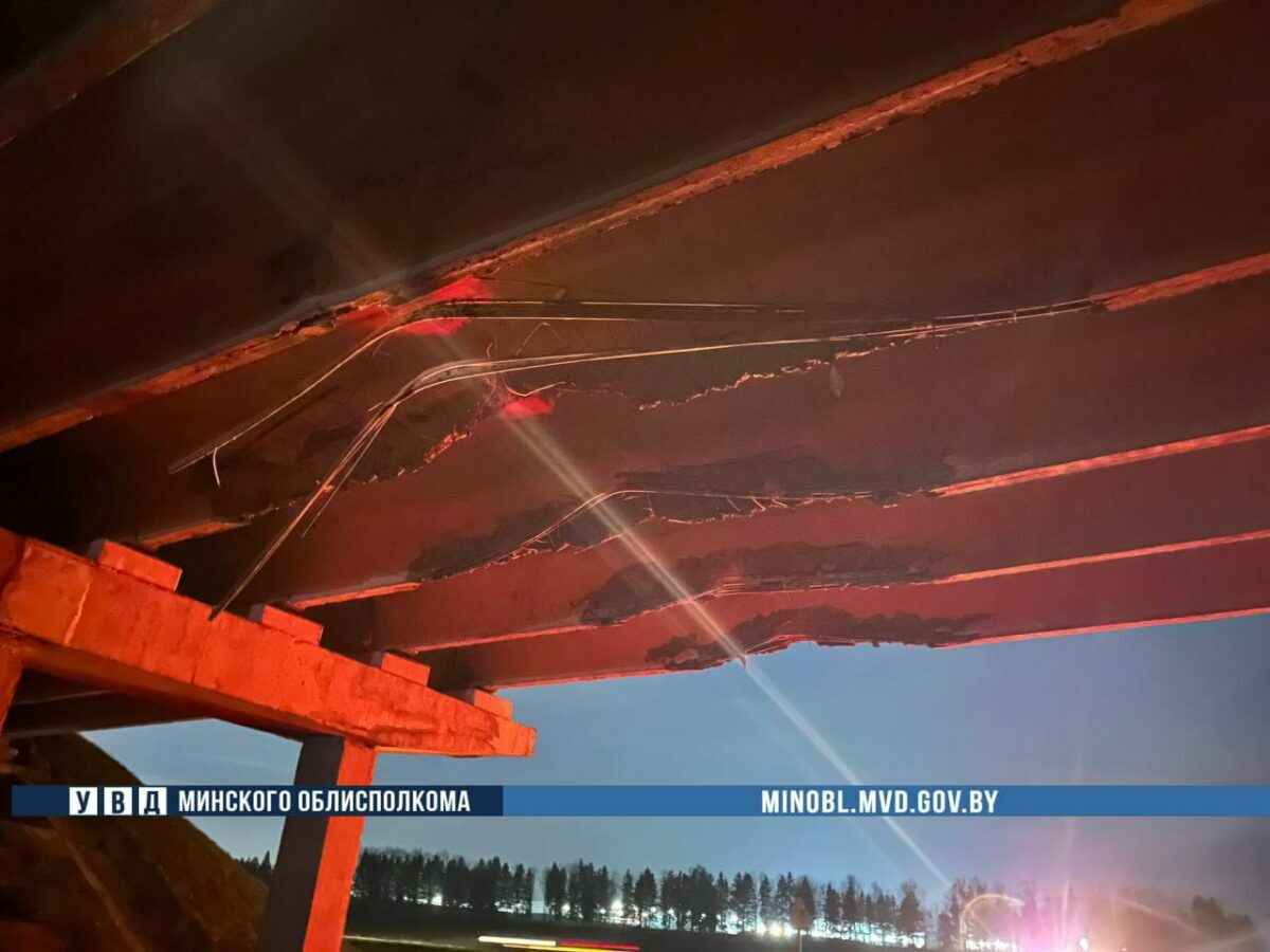 Фура зацепила мост под Минском. Даижение перекрыто