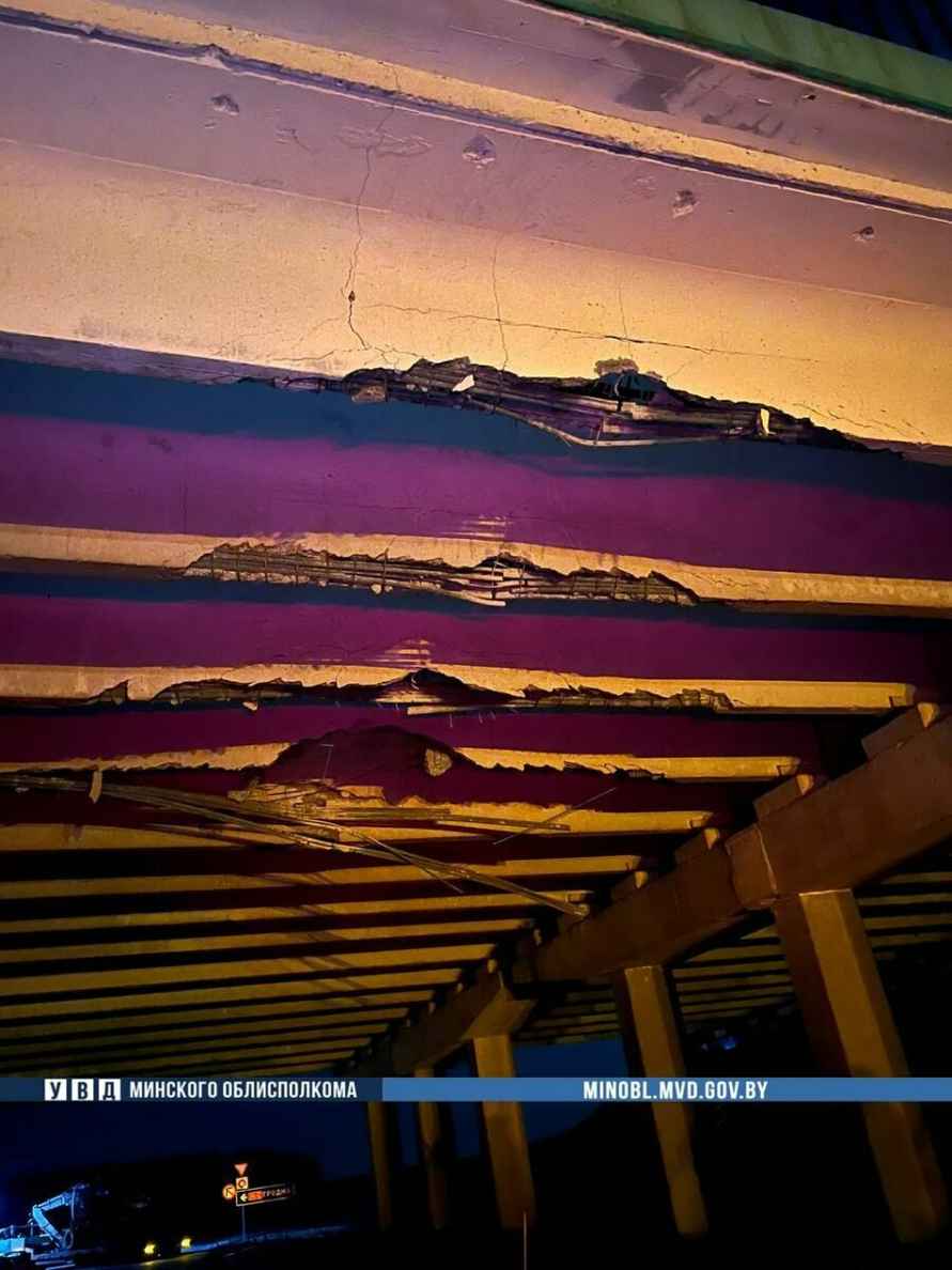 Фура зацепила мост под Минском. Даижение перекрыто