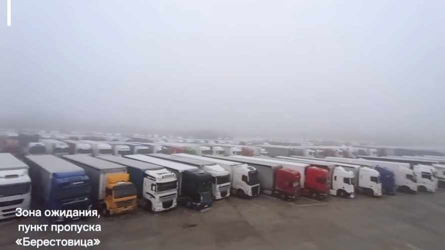 Минск распорядился свезти все литовские фуры в одно место. А что с водителями?