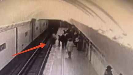 Пенсионерка столкнула школьницу на рельсы в метро из-за громкого разговора