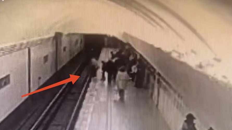 Пенсионерка столкнула школьницу на рельсы в метро из-за громкого разговора