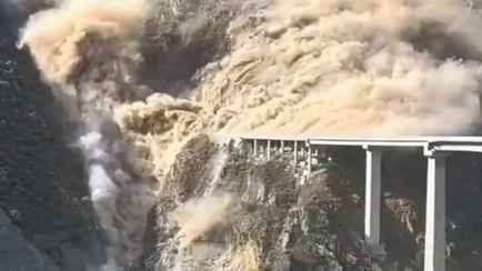 На видео попало крушение части 750-метрового моста в Китае