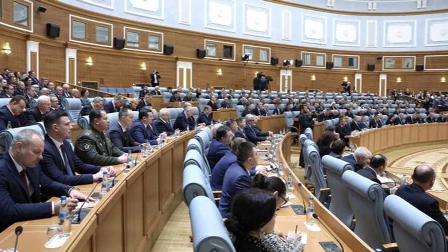 Лукашенко привел в пример ученым силовиков