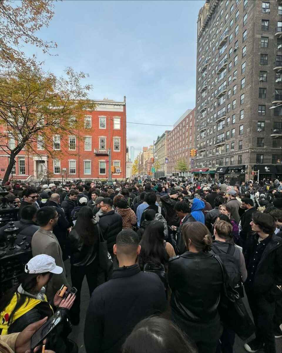 В Нью-Йорке тысячи жителей устроили массовый перекур по призыву пенсионера