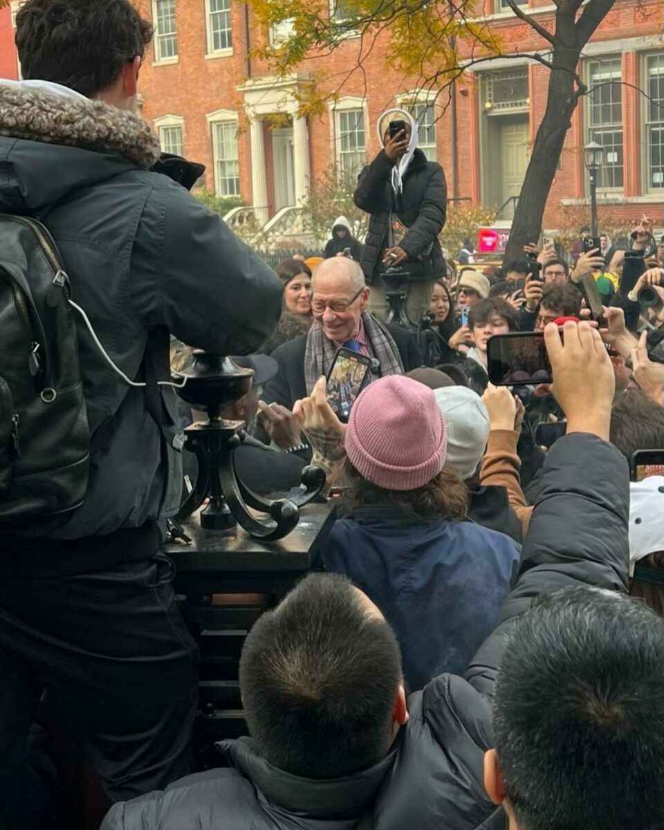 В Нью-Йорке тысячи жителей устроили массовый перекур по призыву пенсионера