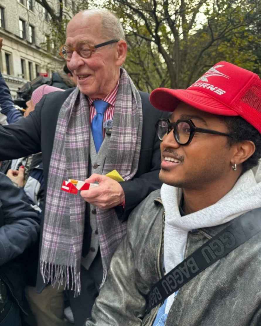 В Нью-Йорке тысячи жителей устроили массовый перекур по призыву пенсионера