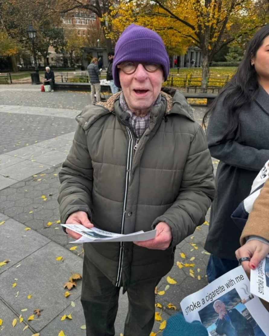 В Нью-Йорке тысячи жителей устроили массовый перекур по призыву пенсионера