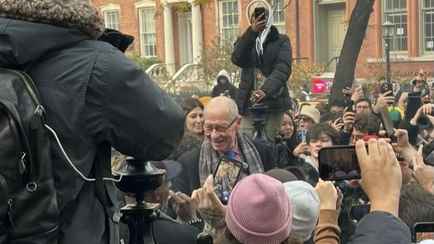 В Нью-Йорке тысячи жителей устроили массовый перекур по призыву пенсионера