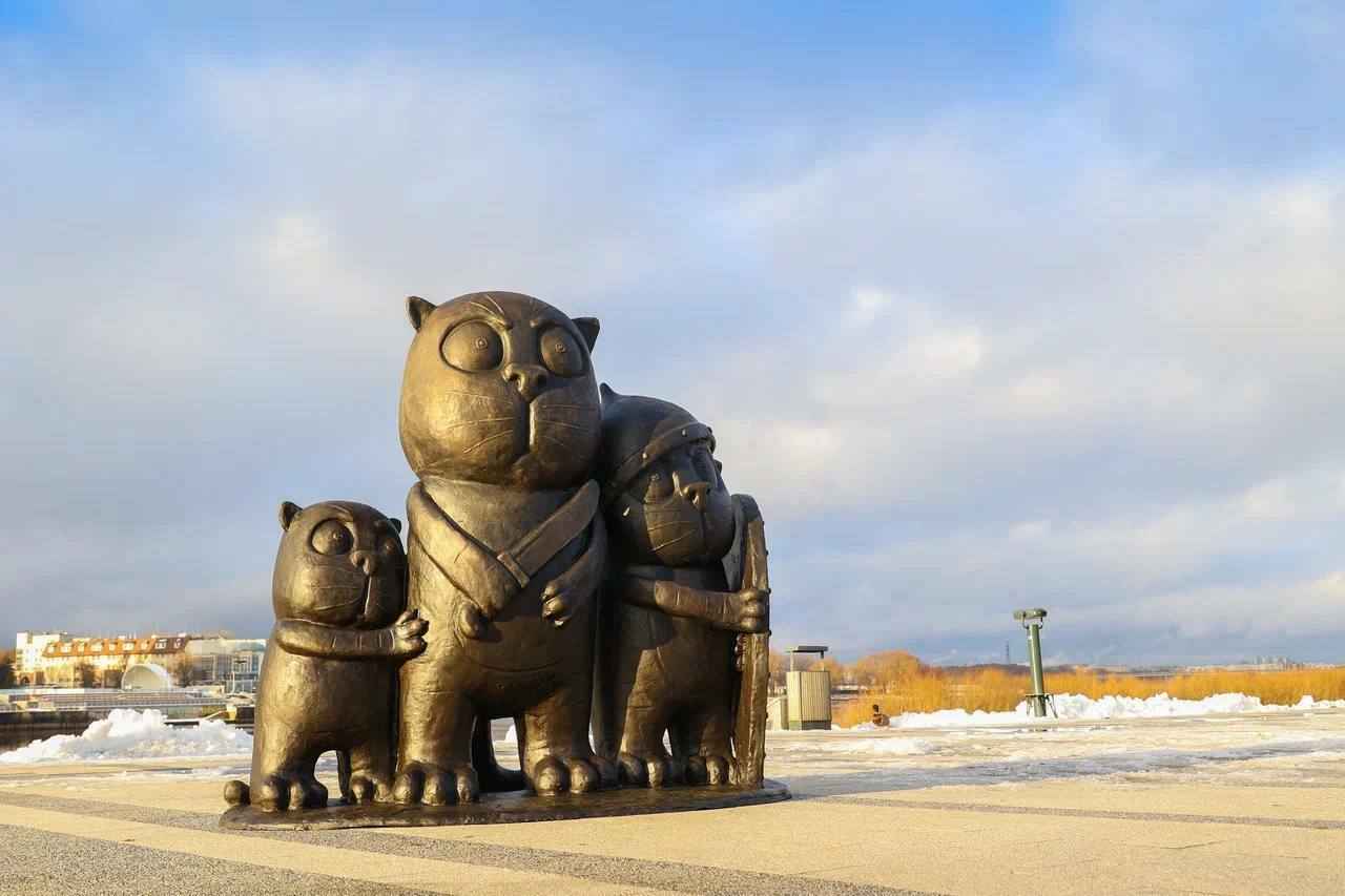 В России установили скульптуру по мотивам картины с котиками Васи Ложкина