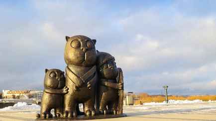 В России установили скульптуру по мотивам картины с котиками Васи Ложкина