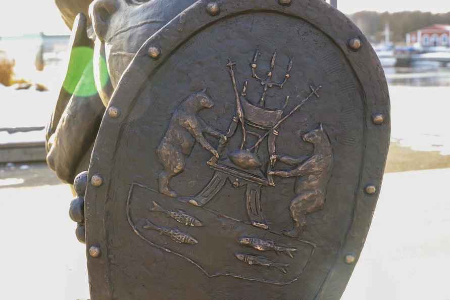 В России установили скульптуру по мотивам картины с котиками Васи Ложкина