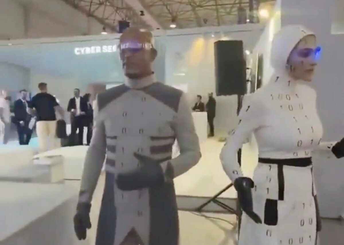 Иранские человекоподобные «роботы» оказались людьми в костюмах