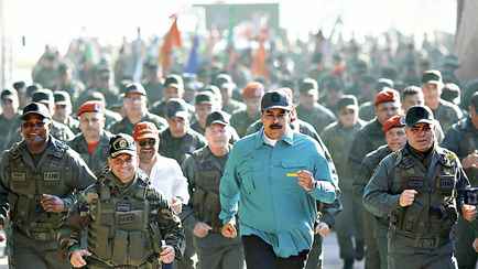 «Не продержимся и двух часов» — Мадуро приказал войскам отступать и сеять хаос в случае атаки США