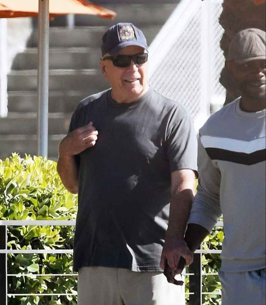 Хрупкий Брюс Уиллис попал на фото во время прогулки с сиделкой