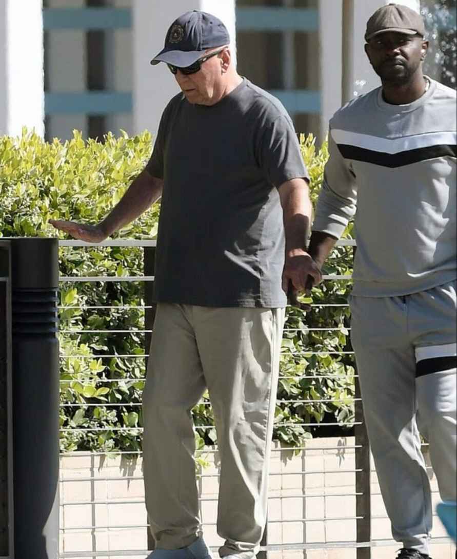 Хрупкий Брюс Уиллис попал на фото во время прогулки с сиделкой