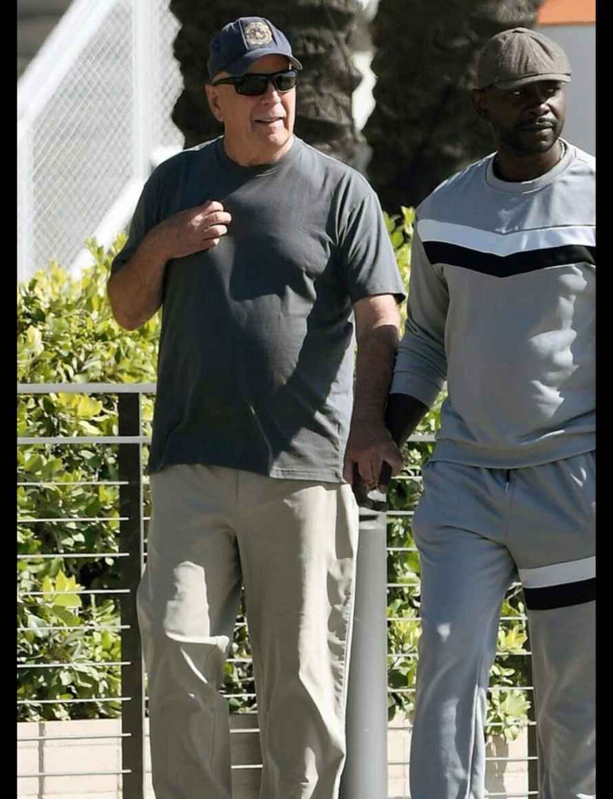 Хрупкий Брюс Уиллис попал на фото во время прогулки с сиделкой