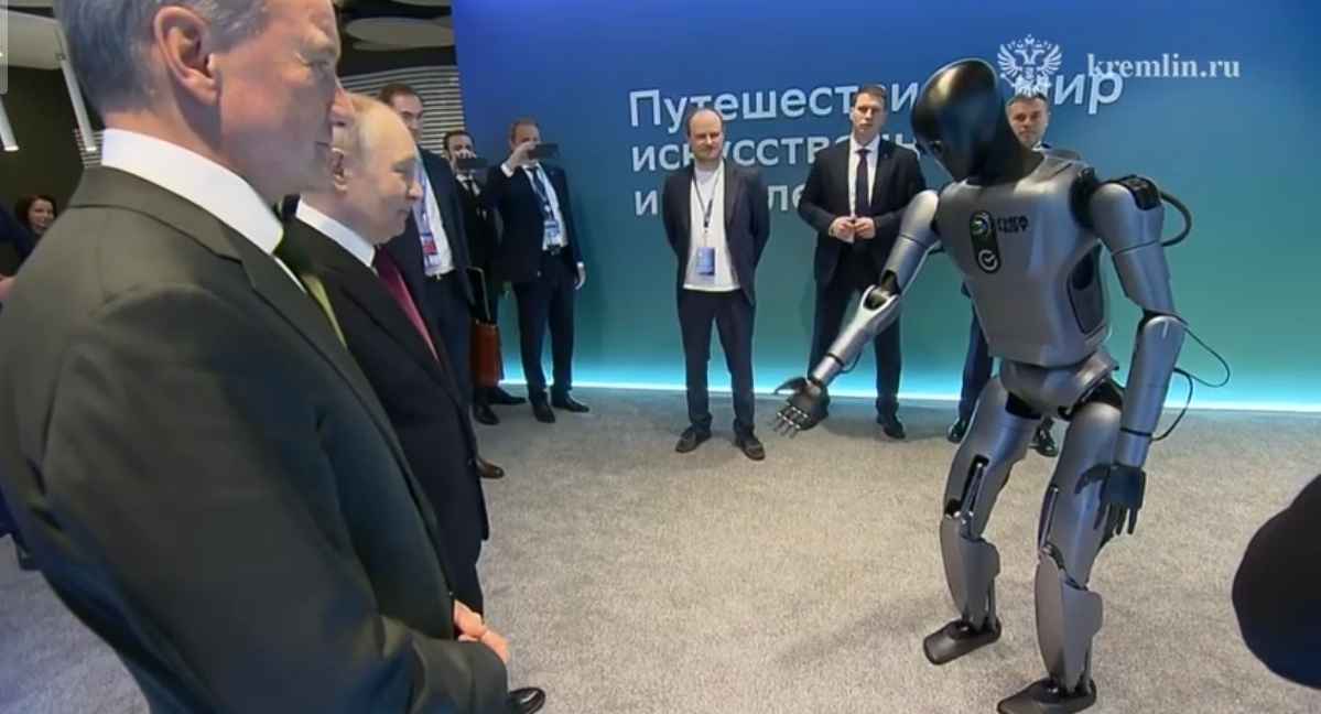 Путин встретился с ещё одним первым человекоподобным российским роботом