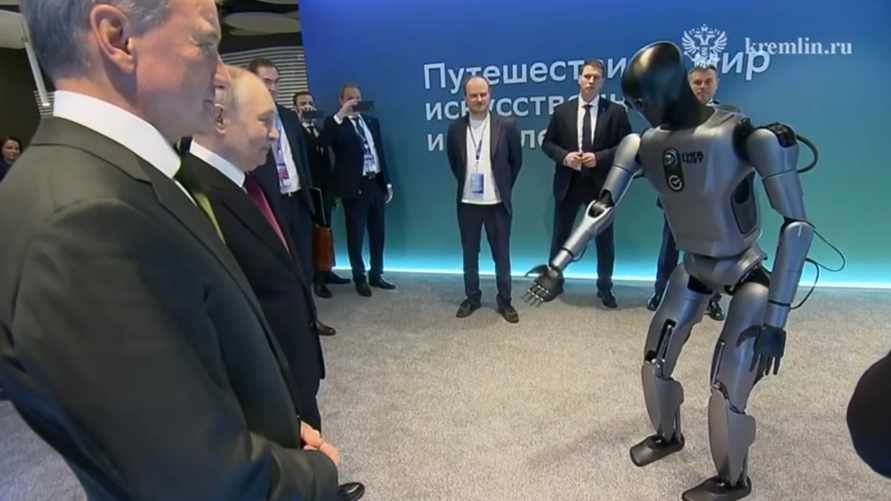 Путин встретился с ещё одним первым человекоподобным российским роботом