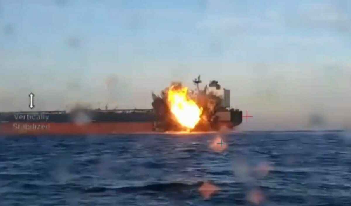 Появилось видео атаки украинских морских дронов на два нефтетанкера, шедших в Россию