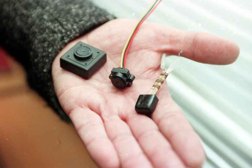 Работают ли "глушилки" и что следователи могут получить с мобильных телефонов белорусов?