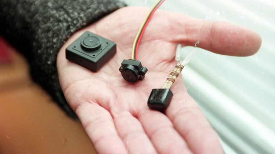 Работают ли "глушилки" и что следователи могут получить с мобильных телефонов белорусов?