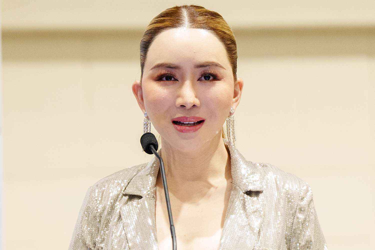 Суд выдал ордер на арест совладелицы "Мисс Вселенная". Что произошло на это раз?