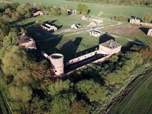 Белорусам предложили купить ферму-замок XIX века за 84 рубля