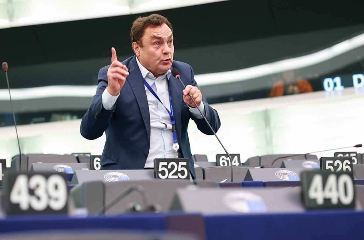 На фото литовский евродепутат Питер Гражулис в Европарламенте