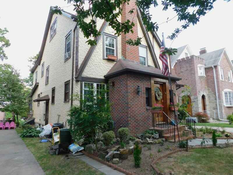 «Здесь был зачат будущий президент США» - на продажу выставили дом, где вырос Трамп. Что внутри?