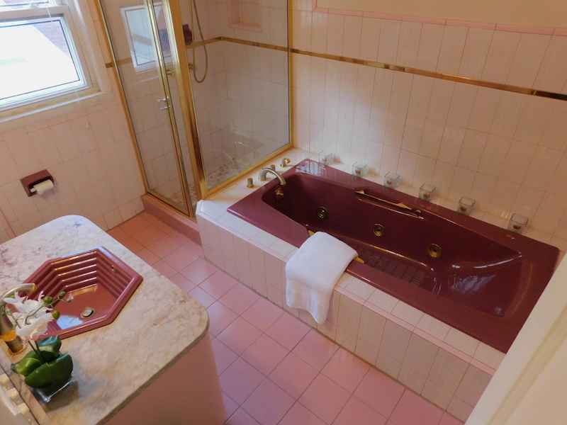 «Здесь был зачат будущий президент США» - на продажу выставили дом, где вырос Трамп. Что внутри?