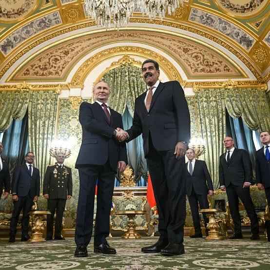 «Не продержимся и двух часов» - Мадуро приказал войскам отступать и сеять хаос в случае атаки США