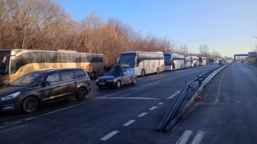 Легковушек все больше. Сколько суток нужно стоять в очереди на границе Беларуси и Польши