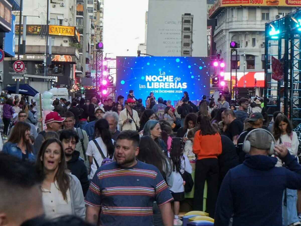 200 тыс. аргентинцев вышли на улицы Буэнос-Айреса, чтобы купить книги