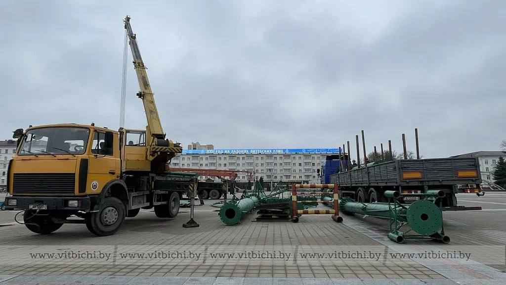 В городах Беларуси начали устанавливать новогодние ёлки