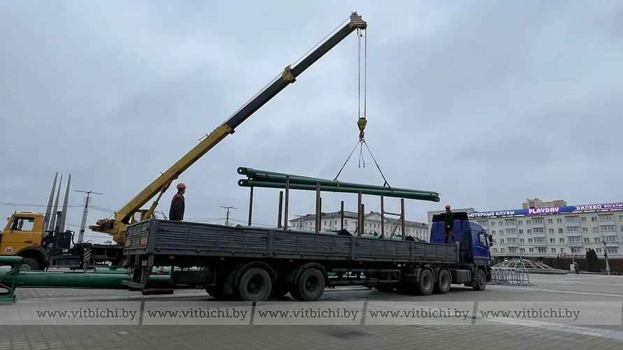 В городах Беларуси начали устанавливать новогодние ёлки