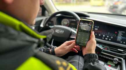 Миникамеры с трансляцией в смартфон инспектора. ГАИ Минщины вооружили «всевидящим оком»