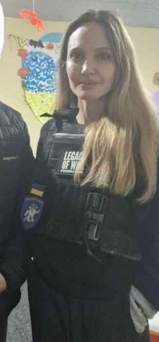 Анджелина Джоли приехала в украинский Херсон. Не обошлось без казусов