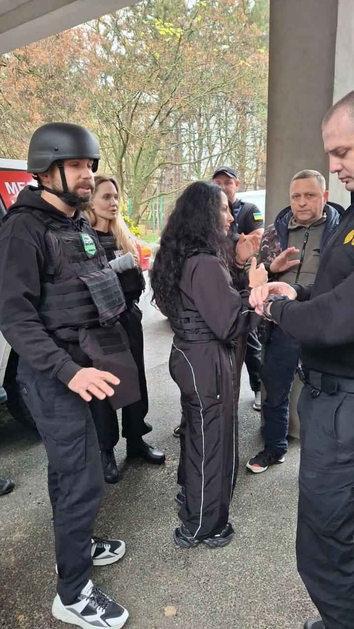 Анджелина Джоли приехала в украинский Херсон. Не обошлось без казусов