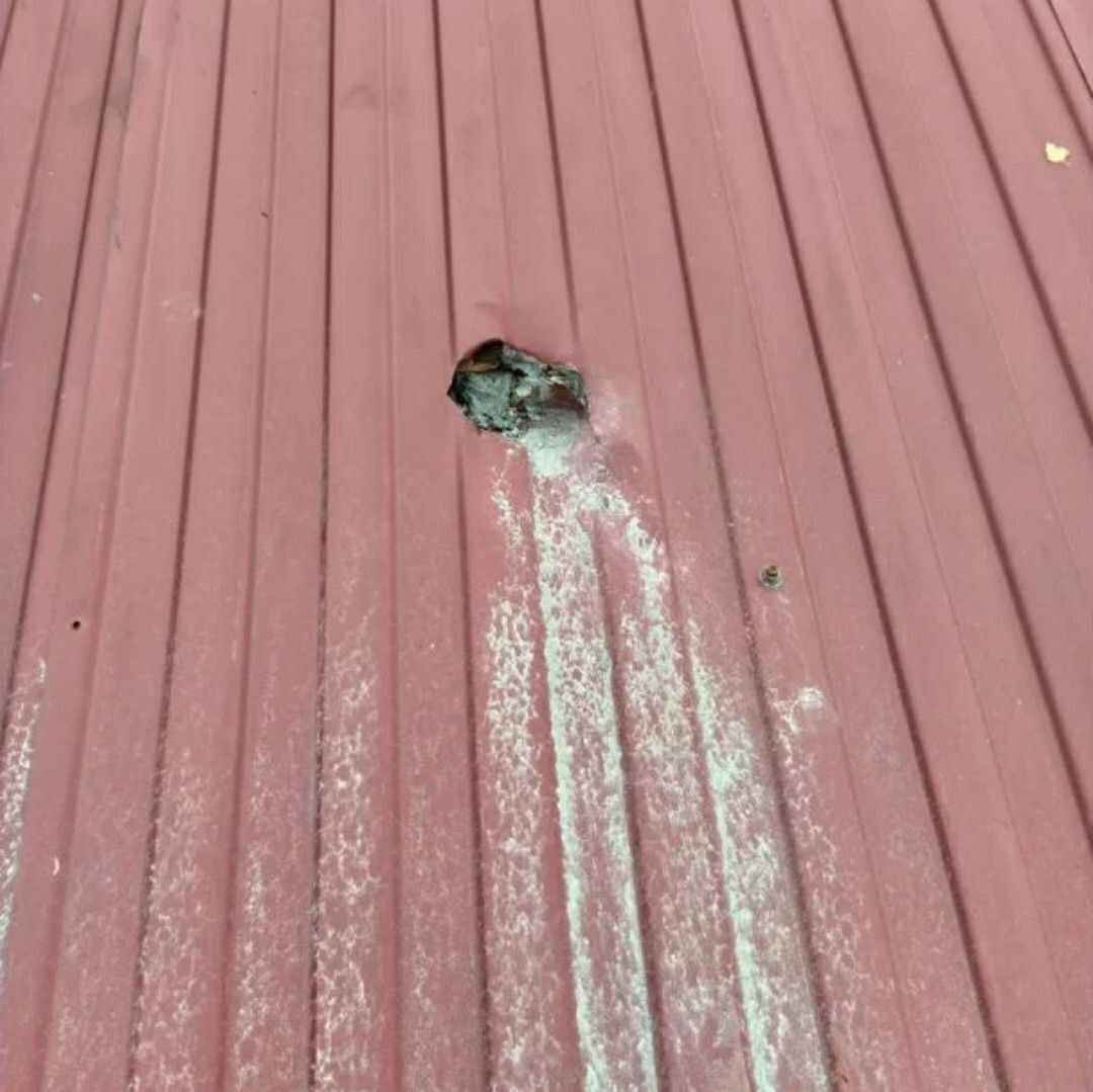 «Зелёный НЛО» пробил крышу жилого дома в России