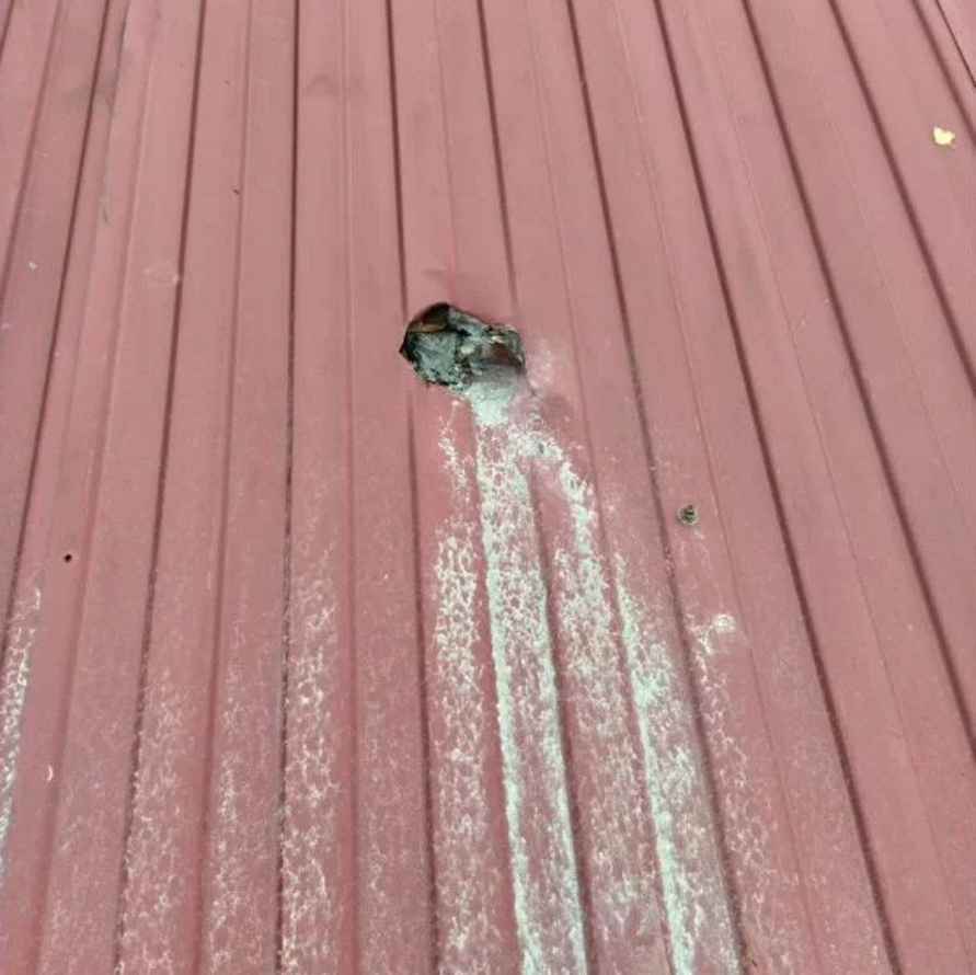 «Зелёный НЛО» пробил крышу жилого дома в России