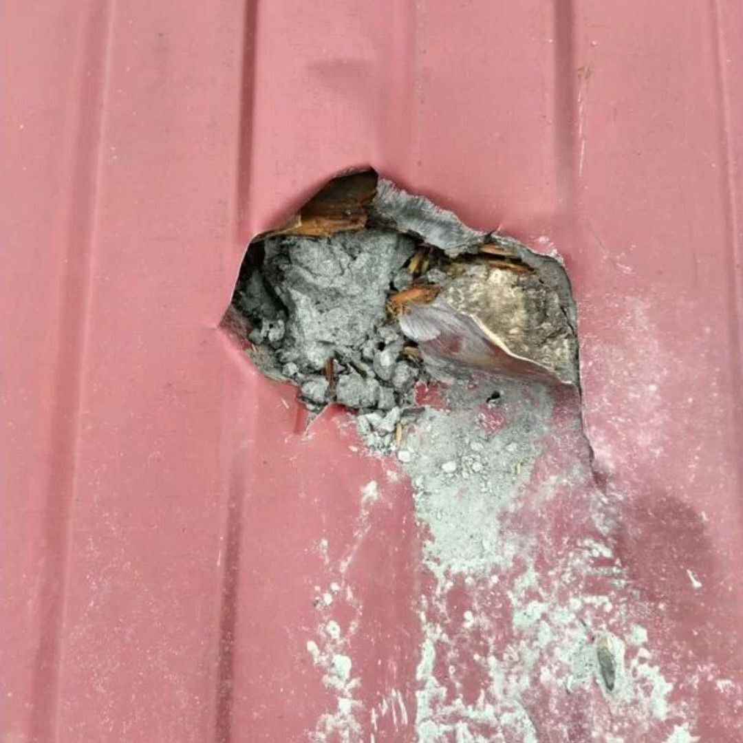 «Зелёный НЛО» пробил крышу жилого дома в России