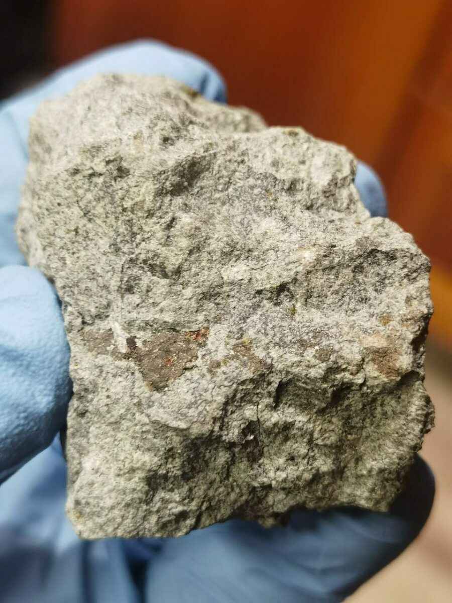 «Зелёный НЛО» пробил крышу жилого дома в России