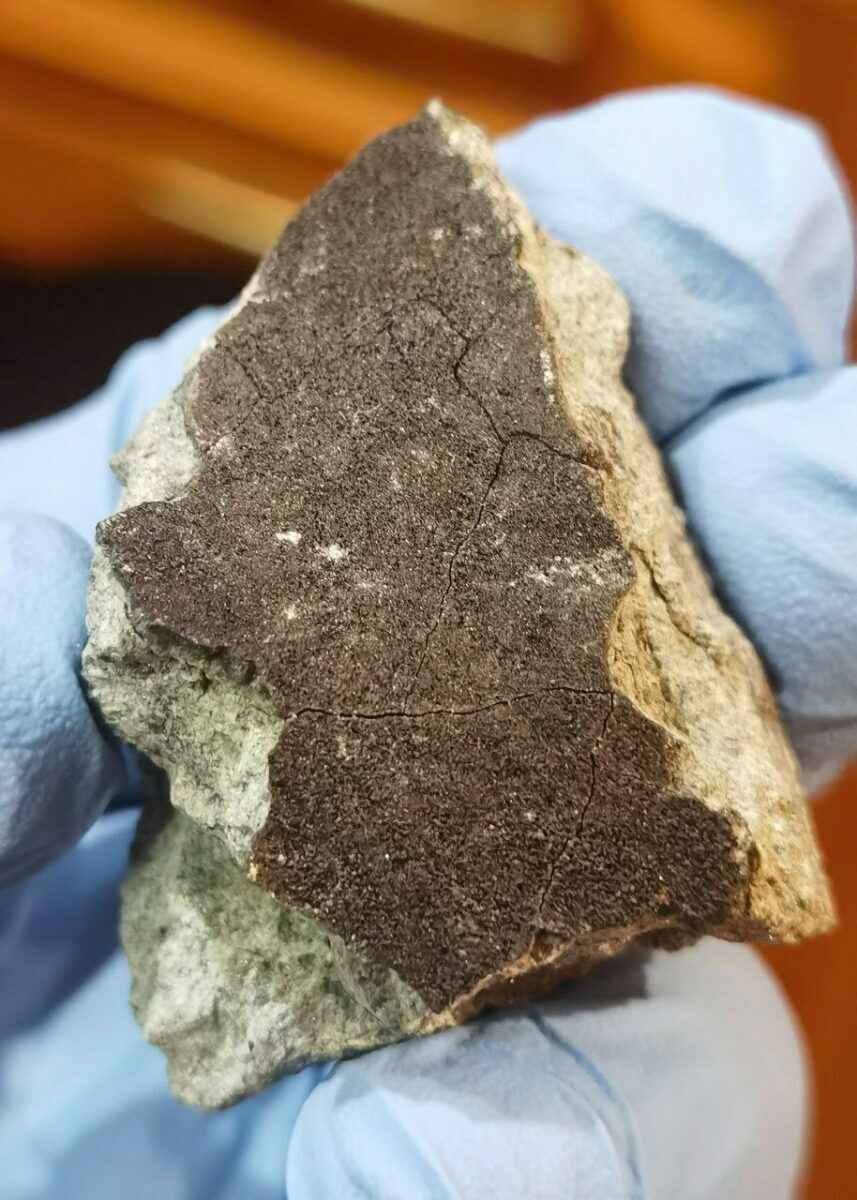 «Зелёный НЛО» пробил крышу жилого дома в России