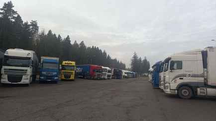 Некоторым застрявшим на белорусско-литовской границе фурам разрешили выехать через Латвию
