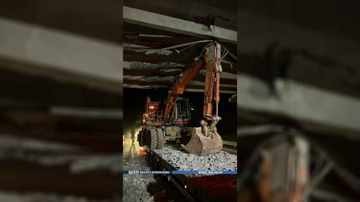 Фура зацепила мост под Минском. Даижение перекрыто