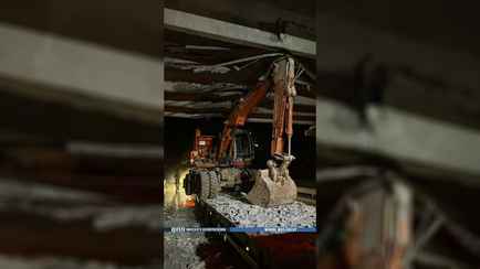 Фура зацепила мост под Минском. Даижение перекрыто